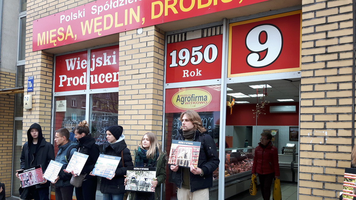 Protest pod sklepem Witkowo w Szczecinie. "Nie dla rzezi zwierząt"		