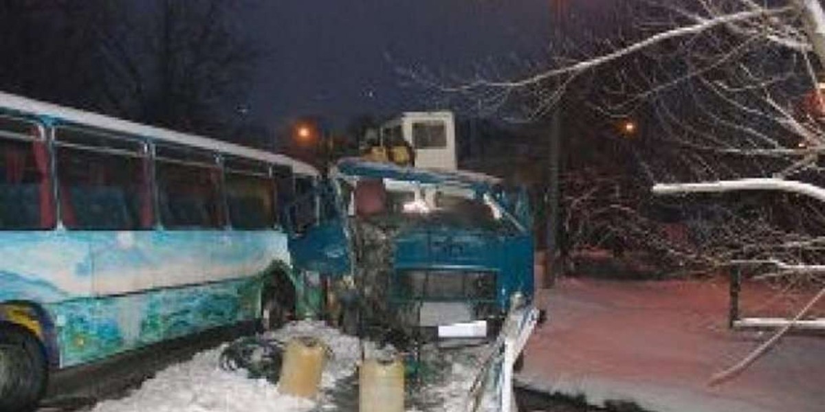 Ciężarówka zderzyła się z autobusem. Są ranni