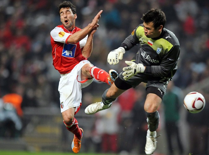 Zawodnik Sportingu Helder Barbosa i bramkarz Lecha Krzysztof Kotorowski