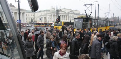 Horror w Warszawie! Ludzie stłoczeni, wściekli, spóżnieni... Centrum bez metra