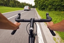 Czy można wyprzedzić rower na linii ciągłej? Większość kierowców robi to nielegalnie