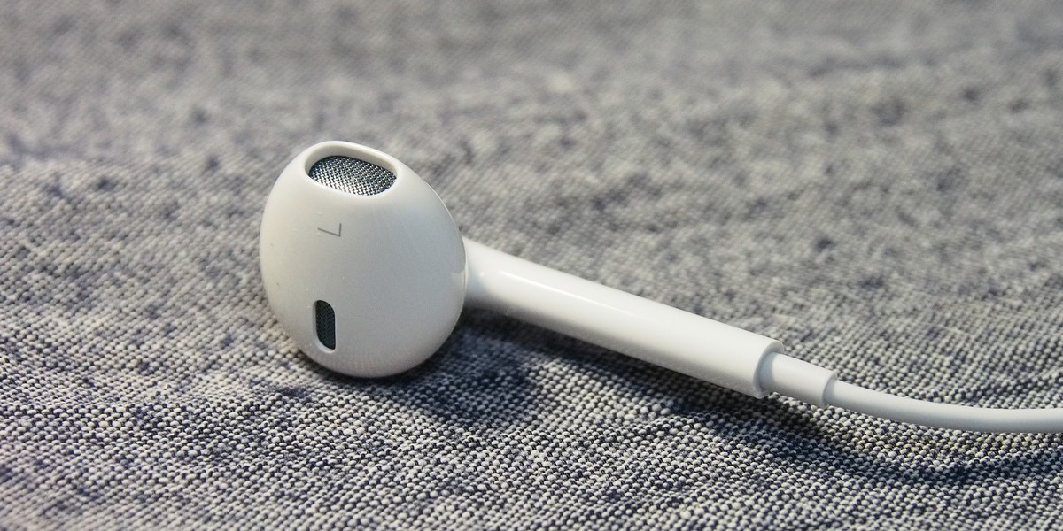 AirPods słuchawki Apple z inną technologią, niż Bluetooth