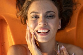 Svakog leta SAVRŠENO LEPO POCRNIM jer koristim ova tri proizvoda: Prvo SPF, pa MAST ZA SUNČANJE, a onda SVETLUCAVU KREMU i to sve od ovog brenda