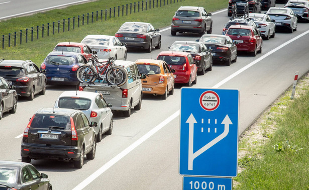 Zator przed punktem poboru opłat w Nowej Wsi niedaleko Torunia na autostradzie A1 z Gdańska do Łodzi