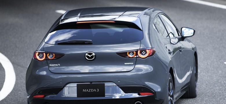 Nowa Mazda 3 ujawniona i zawstydzi hybrydy. Pod maską przełomowy silnik benzynowy, który działa jak... diesel [Pierwsze ZDJĘCIA]