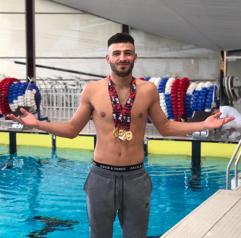 Pochodzący z Syrii pływak Aala Maso ma na koncie medale krajowych zawodów w Niemczech, ale swój debiut olimpijski zakończył na eliminacjach. 