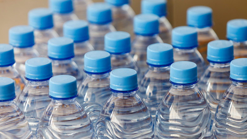 Woda w plastikowych butelkach jest szkodliwa - Zdrowie