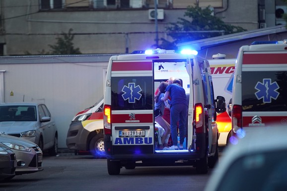 RADNIK PAO NA GRADILIŠTU, BORE MU SE ZA ŽIVOT Teška nesreća na Čukarici