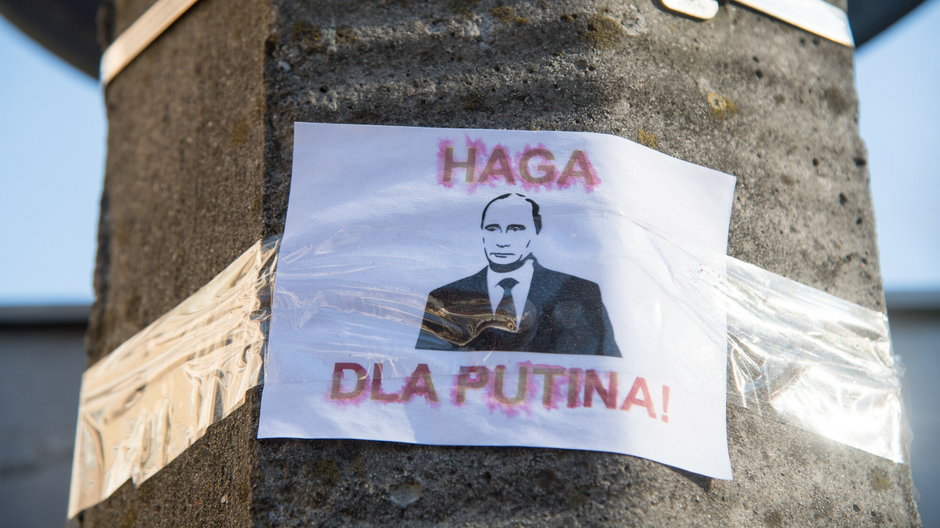 Ulotka wzywająca do postawienia Putina przed sądem w Hadze