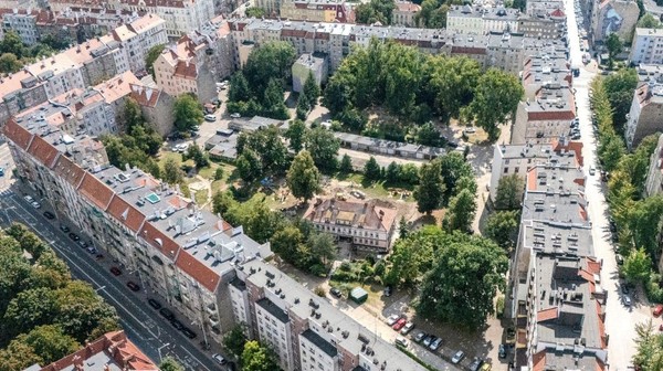 Podwórze u zbiegu ulic Nowowiejskiej, Piastowskiej, Sienkiewicza, Reja i Krzywej. Ponad 1,7 hektara. To tu toczy się codzienne życie mieszkańców. Niebawem będzie się toczyć w o niebo piękniejszym anturażu. 