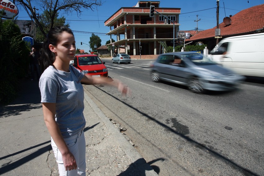 Vozač „fijeste“ decu je udario na pešačkom prelazu i pobegao