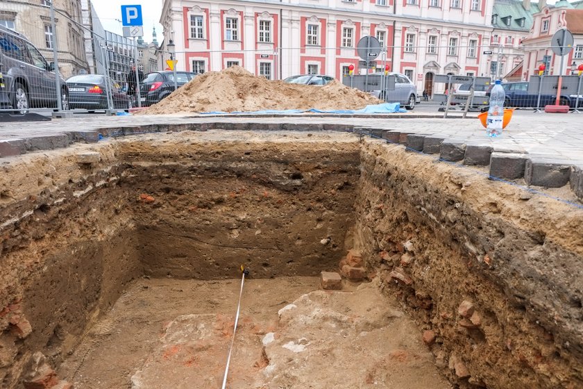 Badania przedłużone. Archeolodzy zostają na Placu Kolegiackim do grudnia