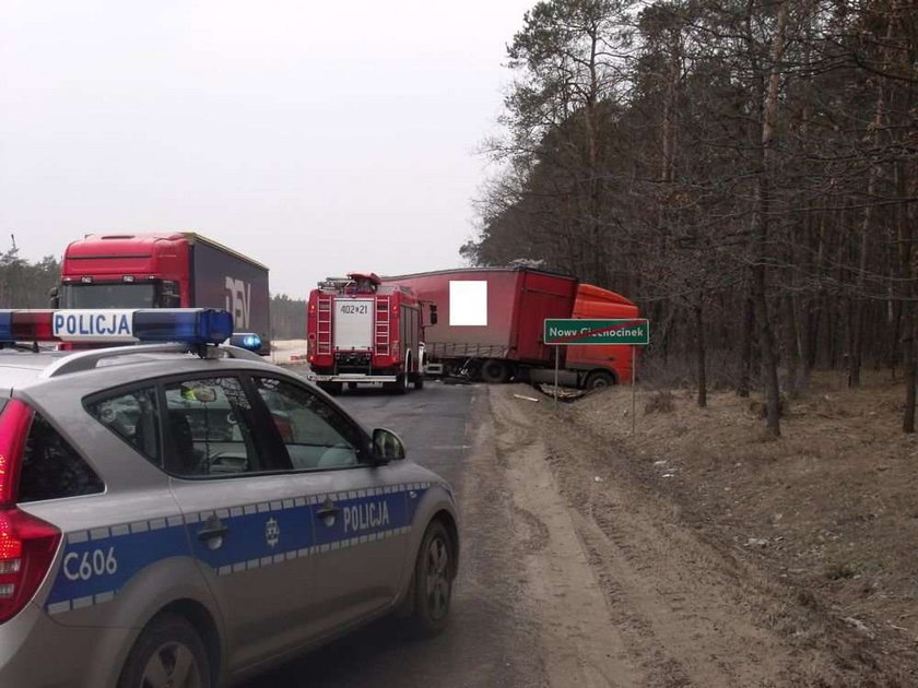 Ciężarówki zderzyły się na prostej drodze