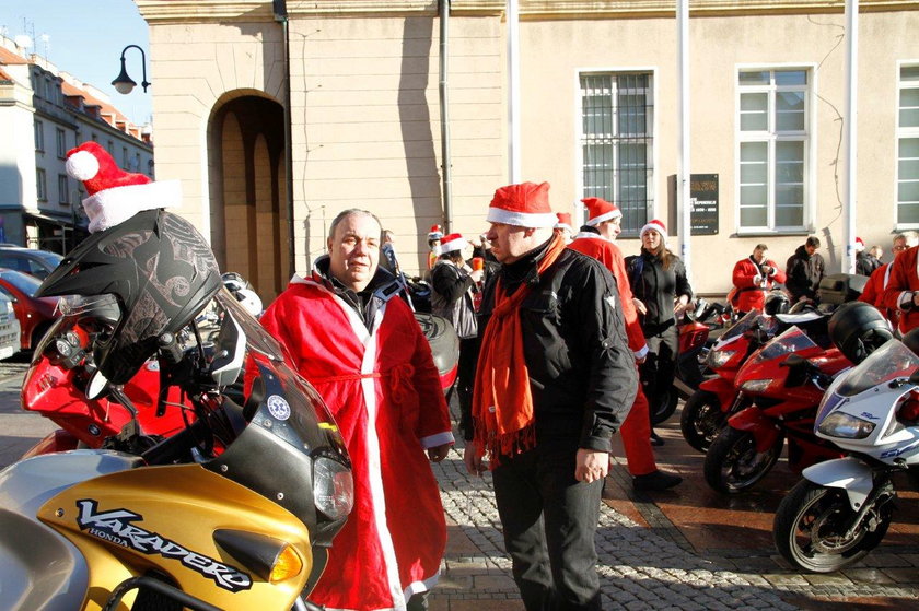 Opole. Przejazd Mikołajów na motocyklach