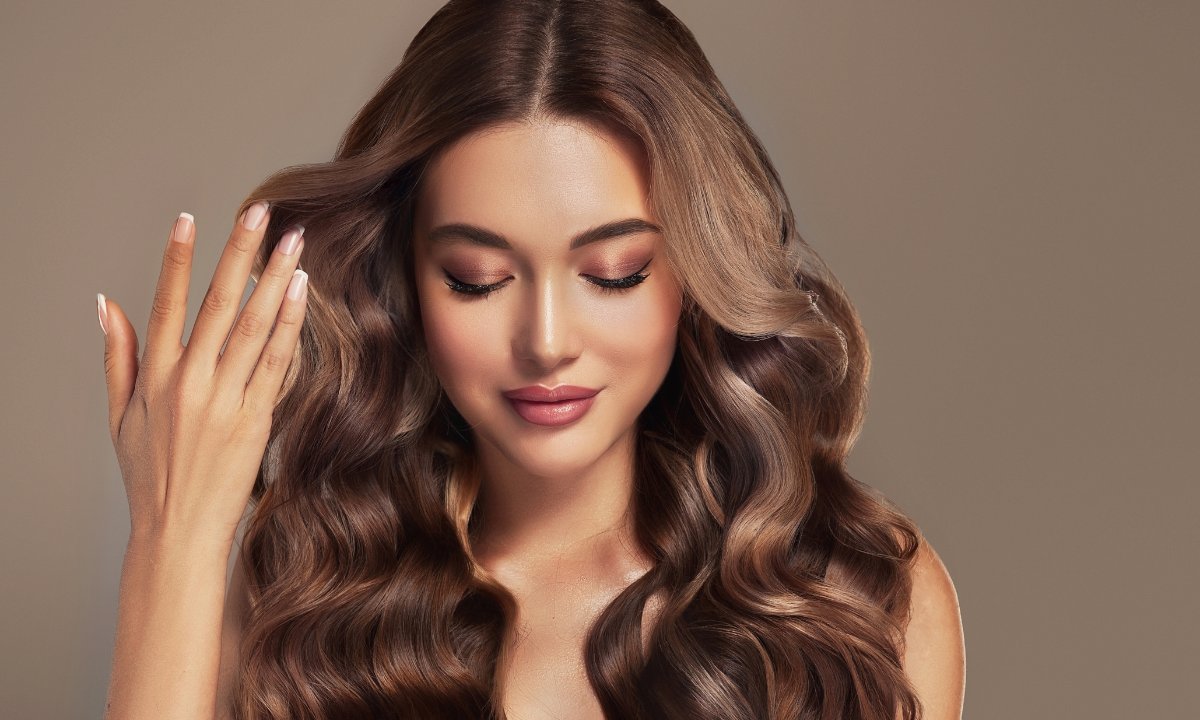 Te trzy odżywki to ulubieńcy Polek! Tanie, robią efekt tafli i rozplątują matowe włosy