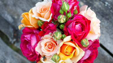 Wśród popularnych kwiatów ślubnych goździki, lilie, a nawet chryzantemy