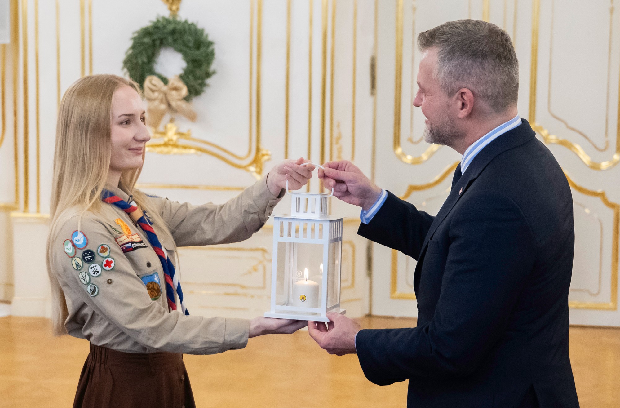 Prezident SR Peter Pellegrin prevzal Betlehemského svetla v Prezidentskom paláci od Slovenského skautingu. 