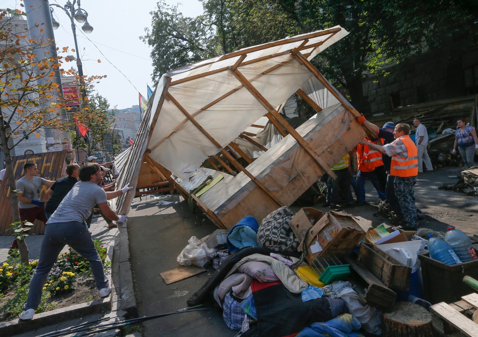 UKRAINE CRISIS  (Ukrainians clean the Maydan.)