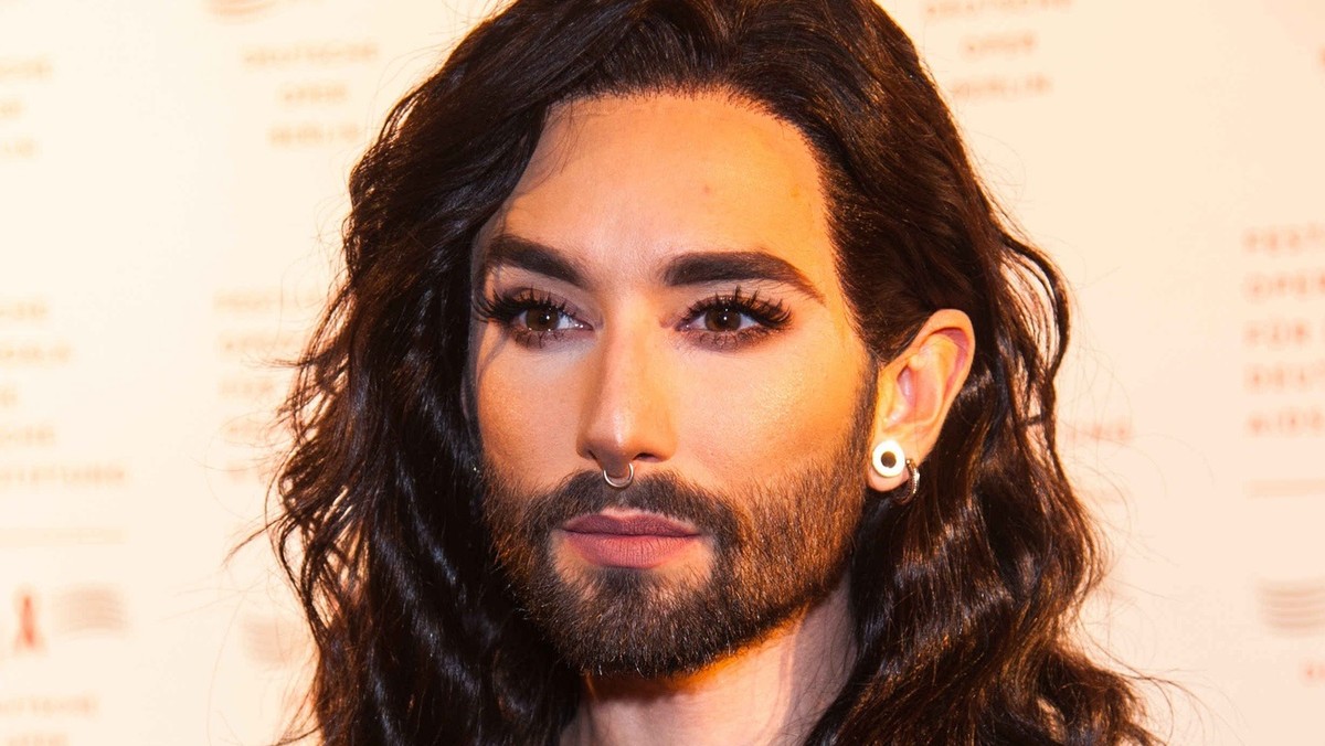 Conchita Wurst z owłosioną klatą na gali AIDS Foundation