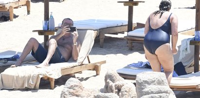 Brosnan z żoną przyłapani przez paparazzi. Było gorąco