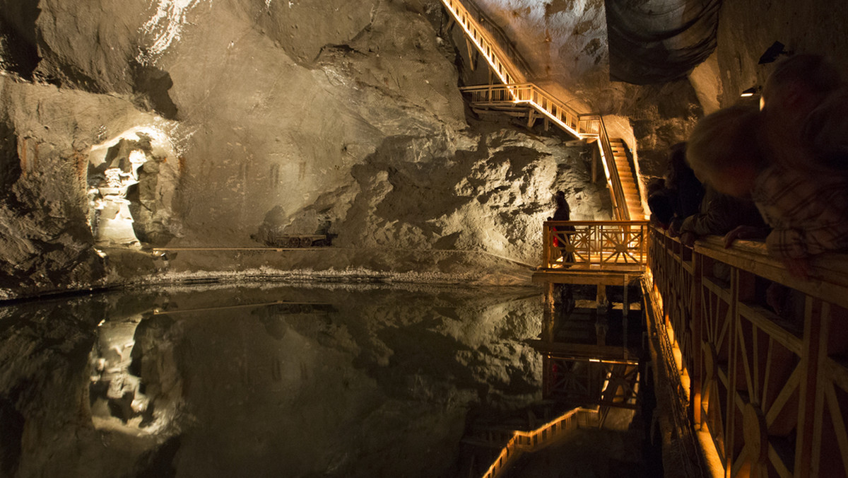 Wieliczka ma dwa oblicza: nadziemne i podziemne. To drugie jest kilka razy większe i bardziej tajemnicze. Ma słony smak chlorku sodu i surowe, choć szlachetne oblicze św. Kingi.