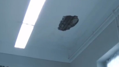 Borzalmas állapotban van a gyömrői iskola: penészedik a fal, illatgyertyával nyomják el a szagot – videó