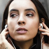 Valóban egészségesebb headsettel telefonálni?