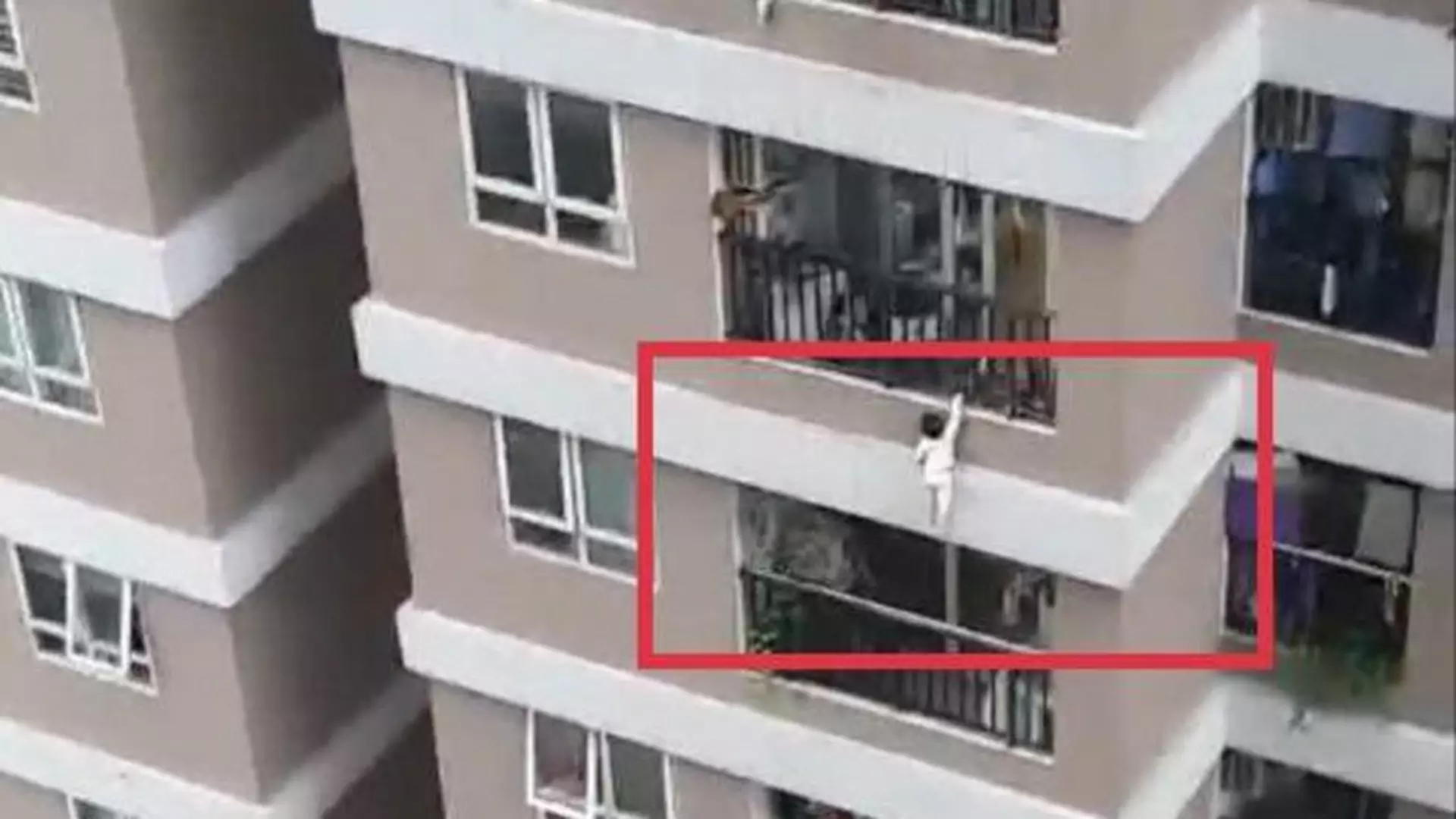 Mężczyzna uratował dziecko, które spadło z 12. piętra [wideo]