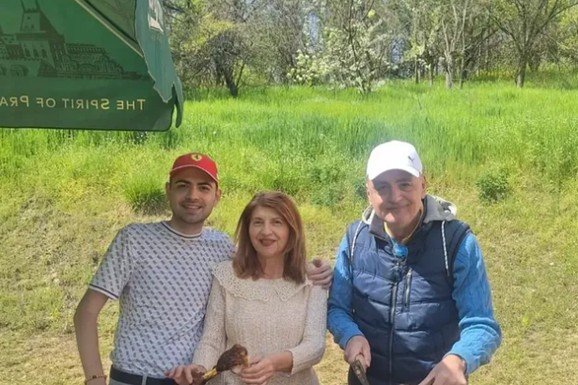 ESTRADNI PAR SLAVI USKRS NA SELU Ovo je njihov sin Ivan koji je završio Pravni fakultet: Sa tatom peče prase