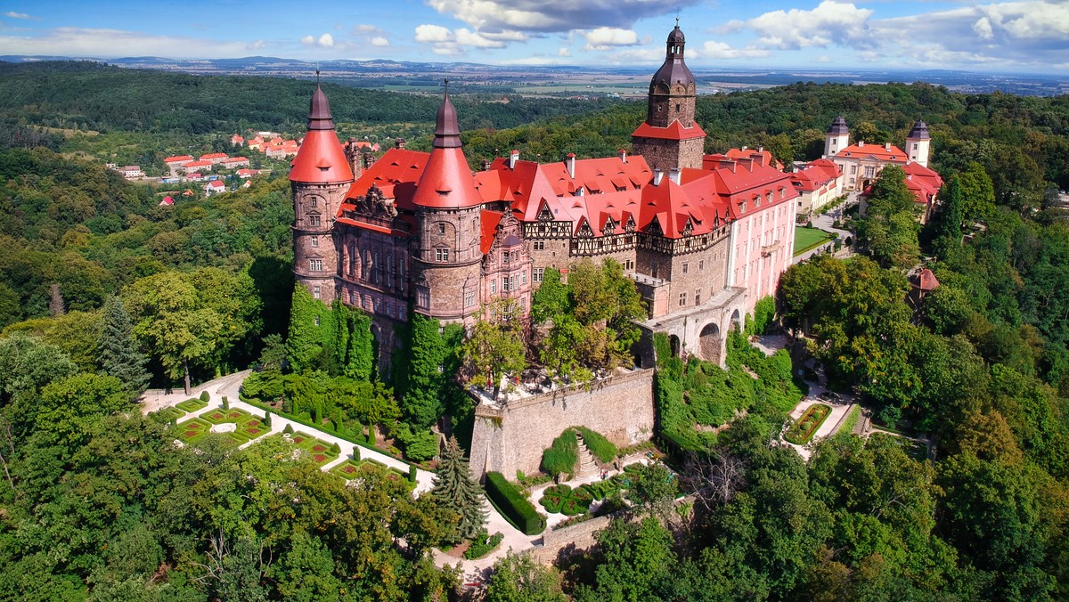 Trwa akcja poszukiwania 80-letniego turysty z Niemiec, który w niedzielę zaginął w okolicach zamku Książ — podaje serwis dziennik.walbrzych.pl