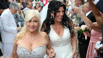 Összeházasodott Samantha Fox és 8 évvel fiatalabb barátnője: mindketten hófehér ruhában mondták ki a boldogító igen – fotók 