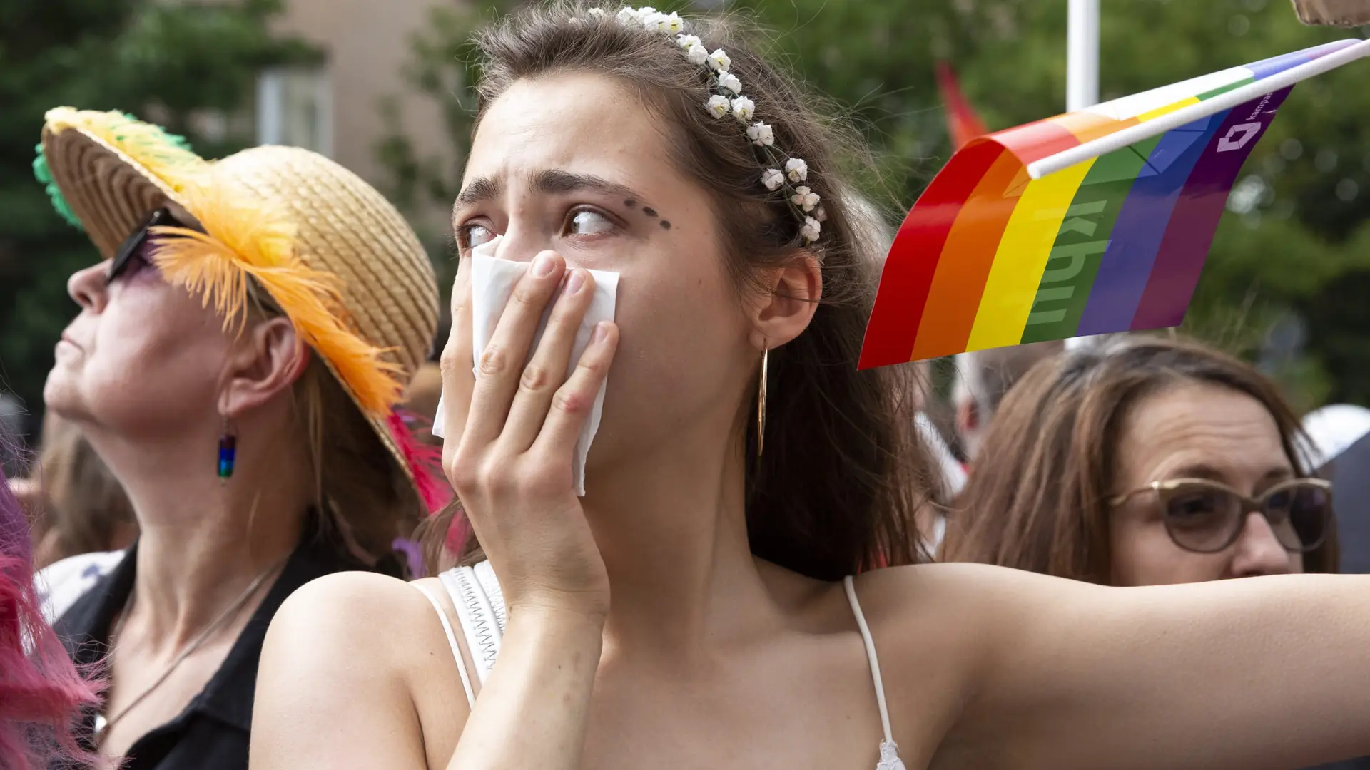 "A gdyby ktoś wniósł tę bombę na pielgrzymkę?" Prawica, media publiczne i Kościół stoją za nagonką na LGBT+