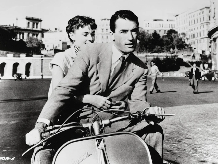 "Rzymskie wakacje". W rolach dłównych Audrey Hepburn i Gregor Peck, a w roli drugoplanowej skuter Vespa.