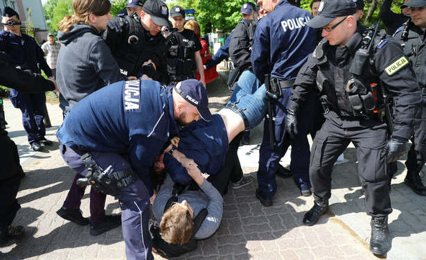 Policja likwiduje blokadę przed siedzibą Krajowej Rady Sądownictwa (27 kwietnia 2018 r.)