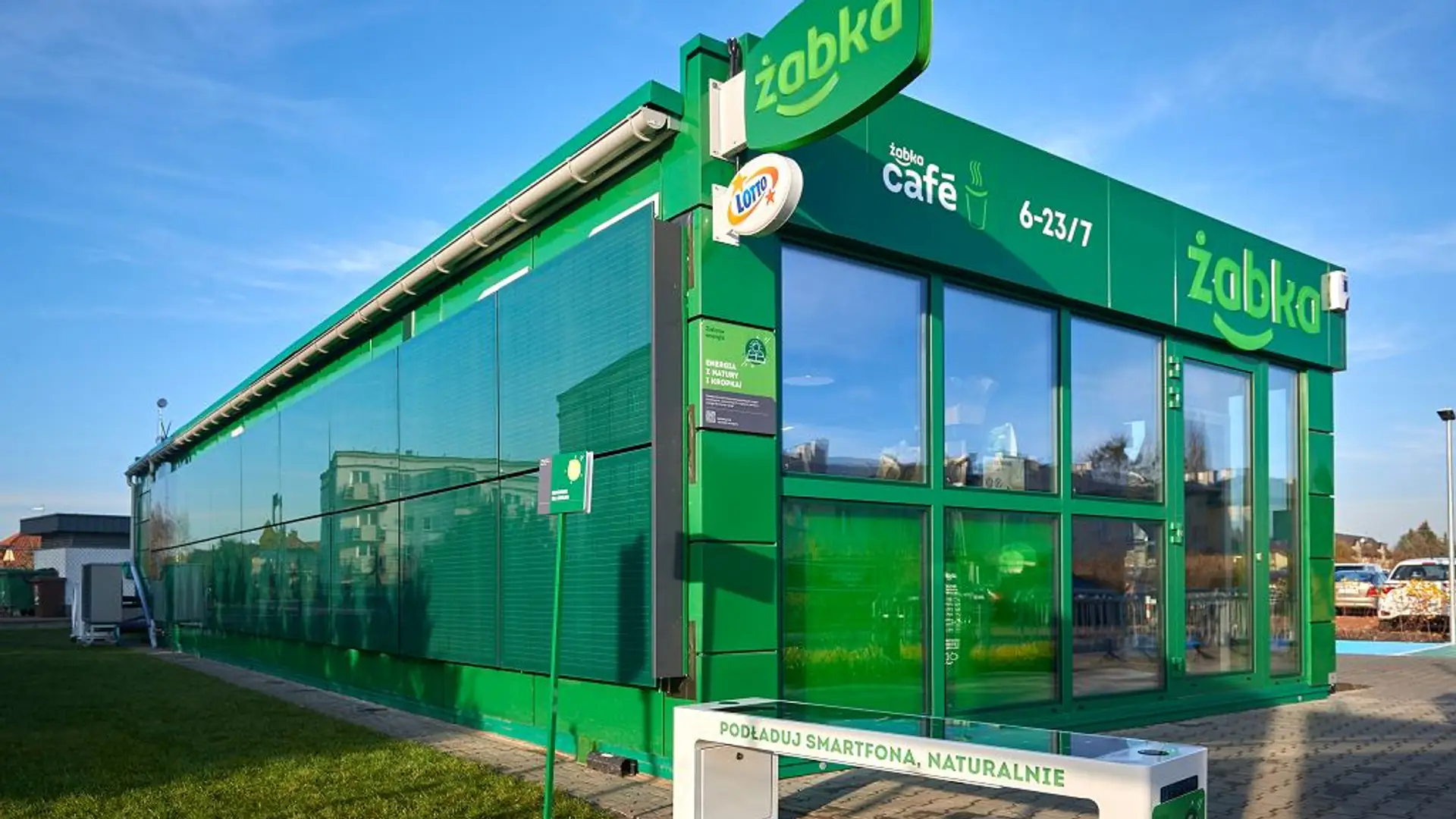 Pierwszy sklep Żabki zasilany w 100 proc. OZE. W środku: automat PET i kropki kwantowe