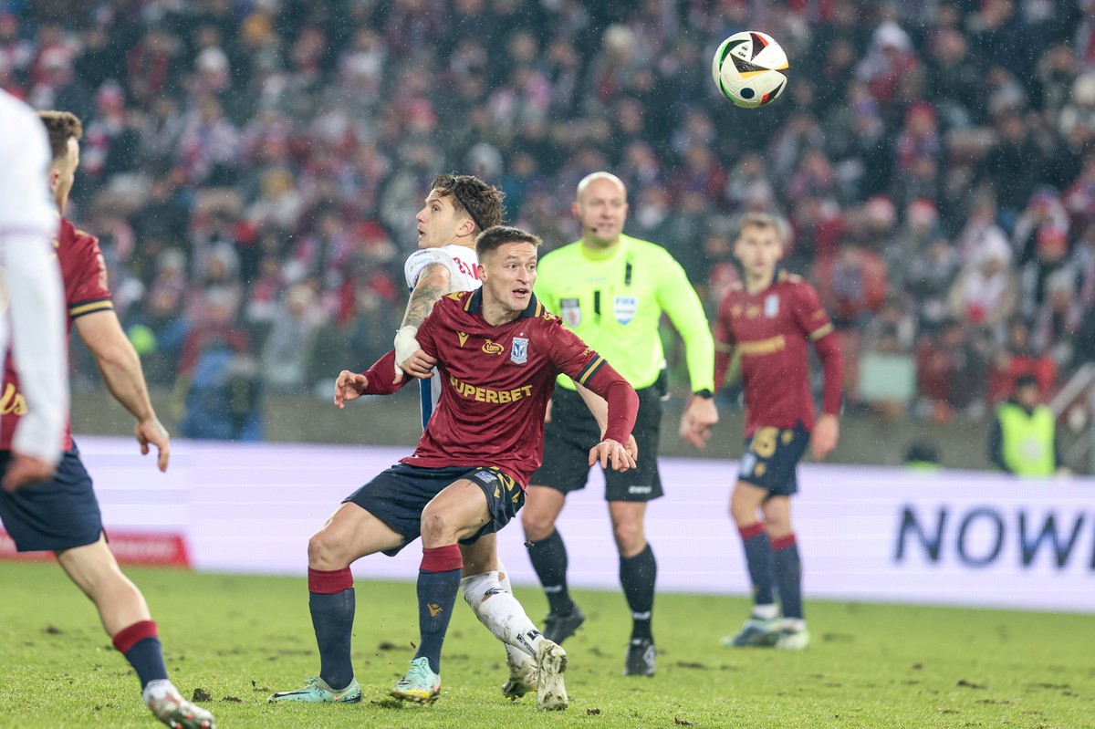 Zawodnik Górnika Zabrze Luka Zahovic (L) i Radosław Murawski (P) z Lecha Poznań w meczu 18. kolejki piłkarskiej Ekstraklasy
