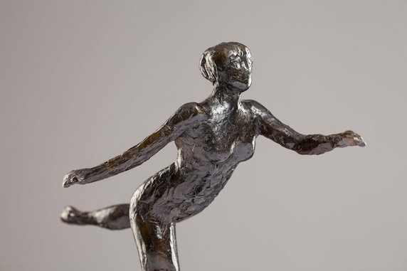 Wyjątkowa wystawa Edgara Degasa, jednego z najwybitniejszych światowych artystów, po raz pierwszy w Polsce. Na zdjęciu - Edgar Degas, "Tancerka, otwarta arabeska na prawej nodze, lewa ręka w jednej linii" ("Danseuse, arabesque ouverte sur la jambe droite, le bras gauche dans la ligne")