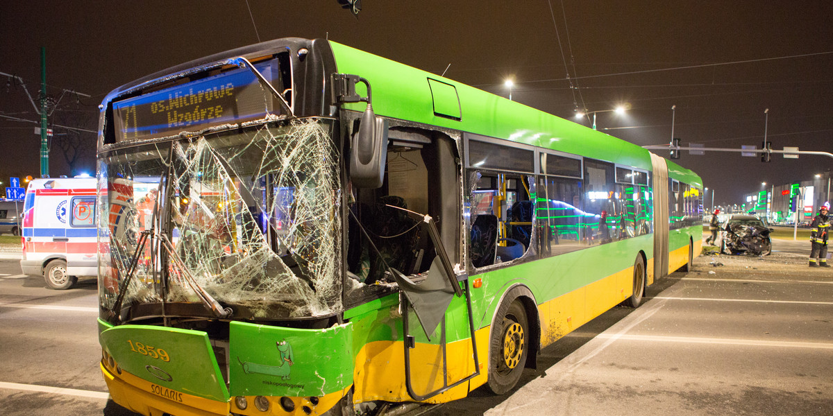 Osiem osób rannych po zderzeniu autobusu i osobówki