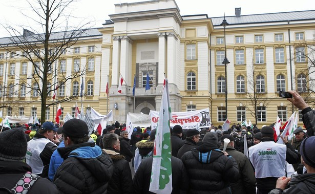 Resort rolnictwa zapewnia tylko, że minister Jan Krzysztof Ardanowski jest otwarty na dialog i w związku z tym spotyka się systematycznie z przedstawicielami związków i organizacji rolniczych.