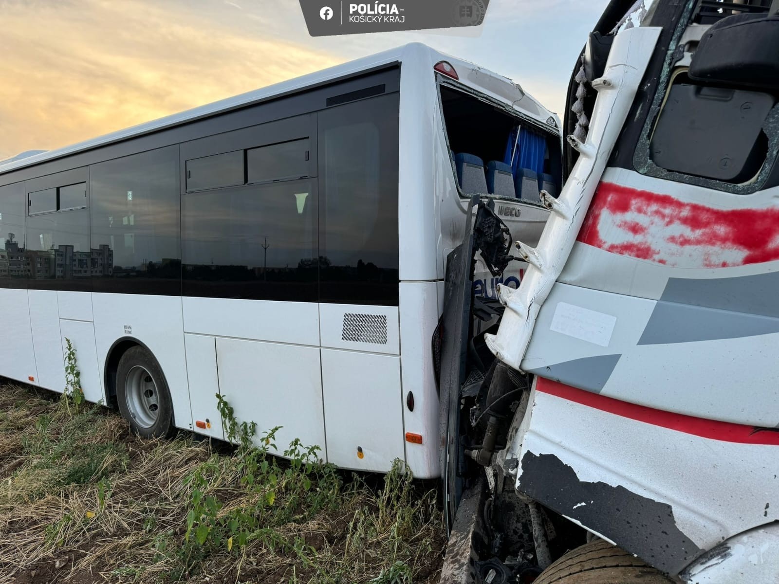 Polícia na sociálnej sieti uvádza, že sú stále na mieste, vykonávajú prvotné a neodkladné úkony, dokumentujú udalosť a usmerňujú cestnú premávku.