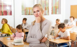 Wynagrodzenia nauczycieli 2026: Symboliczne podwyżki, ale nowe nagrody jubileuszowe 400% i odprawy 6-miesięczne