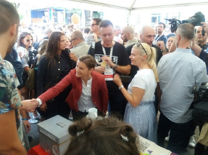 Pozdravljanje sa učesnicima Parade