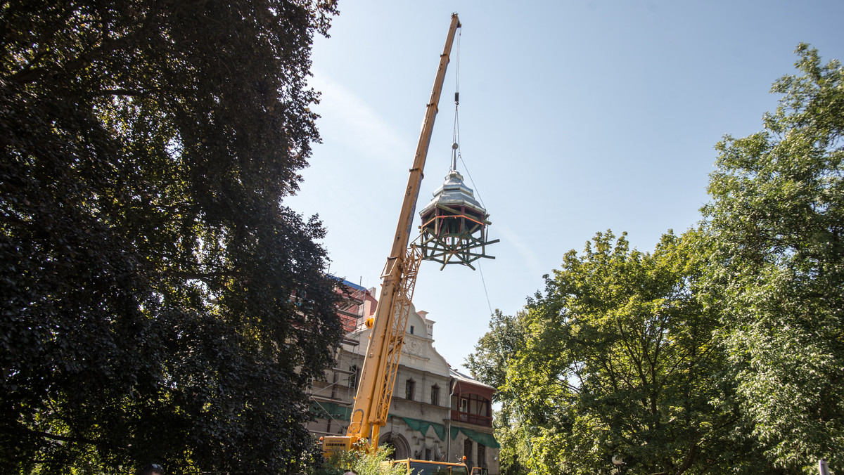 Montaż charakterystycznej wieży zakończył dzisiaj pierwszy etap remontu zabytkowej willi Reinholda Richtera, będącej siedzibą rektoratu Politechniki Łódzkiej. Rok temu – w trakcie już rozpoczętych prac – w wyniku pożaru spłonął cały dach budynku.