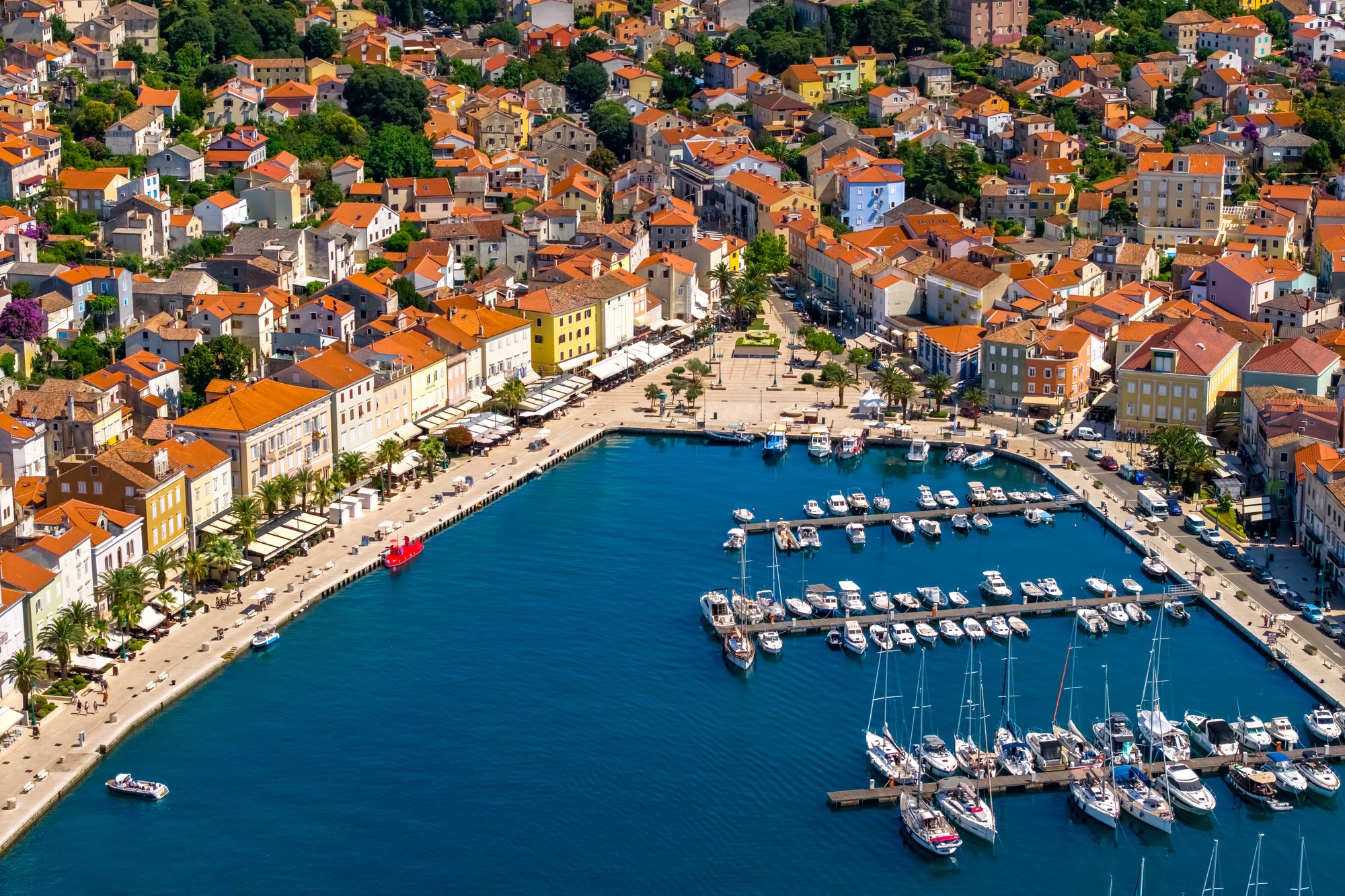 Bojana celé leto pracuje v chorvátskom meste Mali Lošinj. (ilustračné foto)