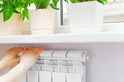 Jak obniżyć rachunki zimą? Jeden prosty trik przy kaloryferze, który działa natychmiast