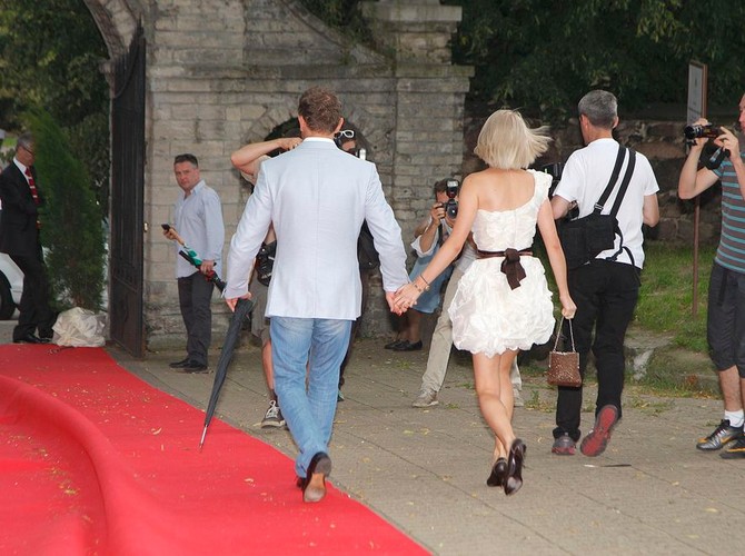 Biel sukienki Pazury przełamał czarny pasek wiązany w kokardę