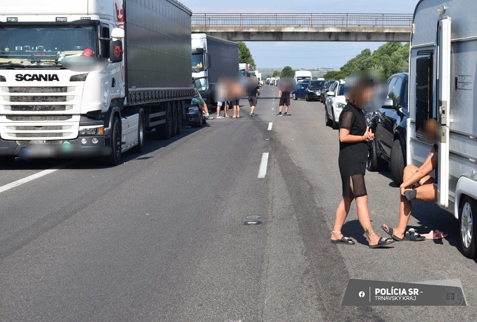Kamionista narazil na D1 pri Trnave do vozidla diaľničnej patroly.