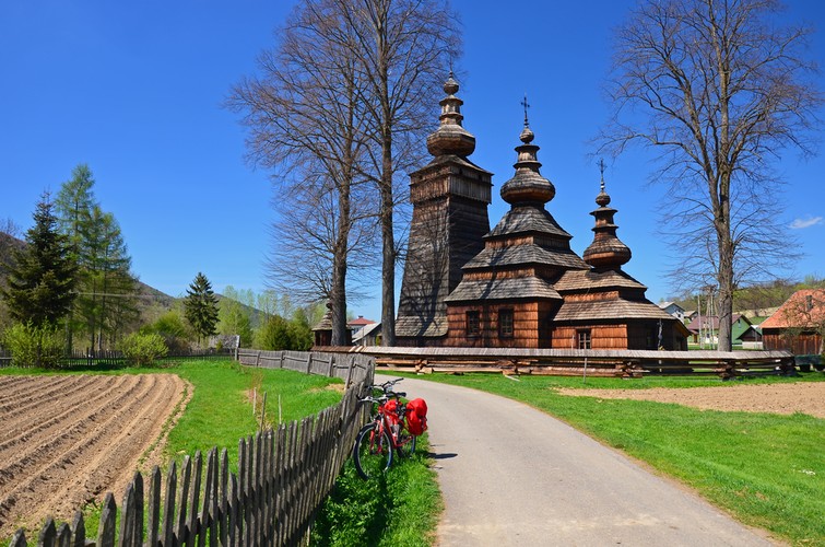 <strong>Beskid Niski: Gorlice – Dukla</strong>
<br><br>
Wjeżdżając na obszar Beskidu Niskiego wkraczamy w tajemniczy świat drewnianych cerkwi, łemkowskich chyży, przydrożnych kapliczek, opuszczonych wsi i cmentarzy… Przemieszczając się po tym terenie warto spędzić noc w jednym z licznych górskich schronisk czy chatek, których opiekunowie z chęcią przygarną wszystkich strudzonych podróżnych. Czeka tam na nas niesamowicie przyjazna, górska atmosfera!