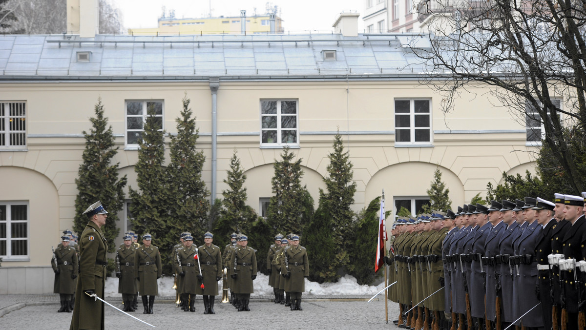 Rektor najważniejszej polskiej uczelni wojskowej, Akademii Obrony Narodowej, generał Bogusław Pacek planuje wymianę profesorów z Rosją. Ogłosił to na oficjalnym profilu na Facebooku, a informuje o tym "Rzeczpospolita". W Polsce wymiana wojskowych wykładowców z Rosją to nowość.