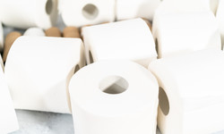Jak poprawnie wieszać papier toaletowy? Jeden sposób jest prawidłowy i higieniczny